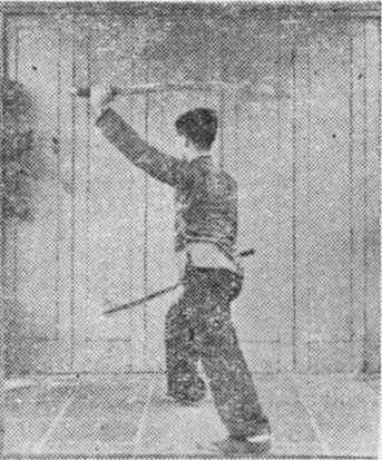 Posture 25, position de passage A (planche 25a) : le pied droit ouvert en avant, pas de la montée à droite