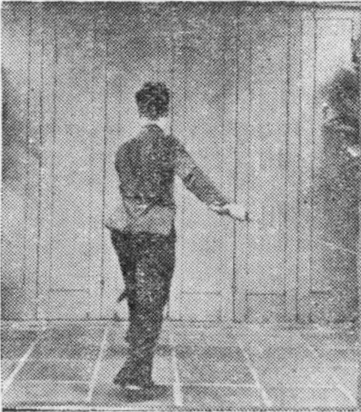 Posture 25, position de passage B (planche 25b) : les deux sabres descendant avec la rotation du corps