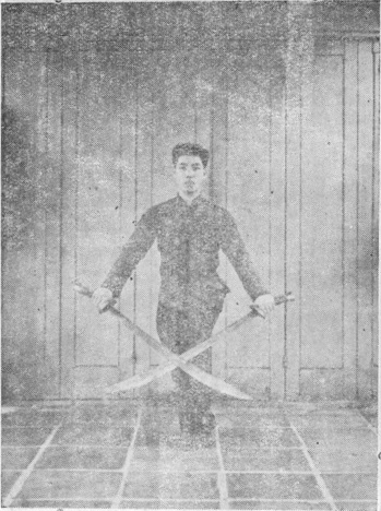 Posture 25, figure finale (planche 25c) : les sabres bloqués vers le bas en croix, le droit au-dessus, en pas de la montée à gauche