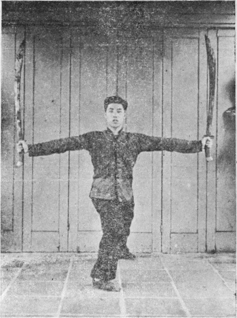 Posture 27 (planche 27) : le pied reposé, pas de la montée, les sabres écartés à l’horizontale, direction opposée