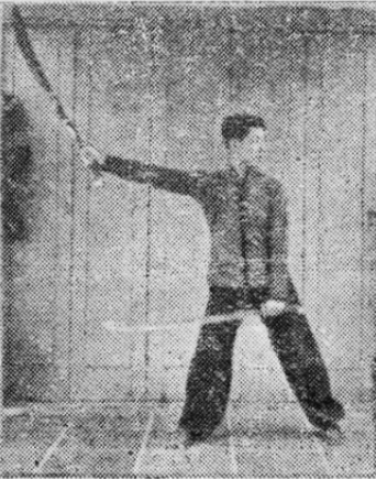 Posture 3, position de passage B (planche 3b) : le pied droit reculé à l’est, le sabre droit balayant vers le haut