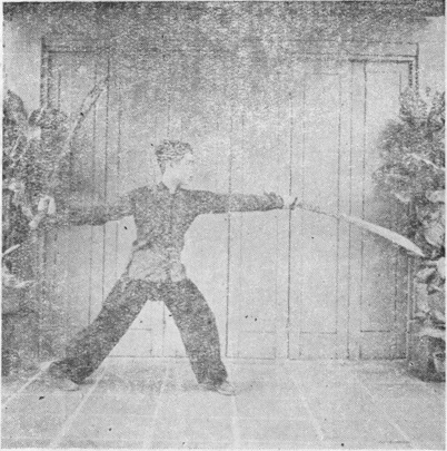 Posture 28 (planche 28) : le pas de la montée à gauche, le sabre gauche taillant en remontant, main retournée