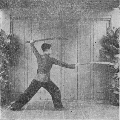 Posture 29 (planche 29) : le pas de la montée, le sabre gauche barrant au-dessus de la tête, le droit taillant en remontant