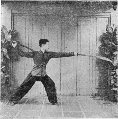 Posture 30 (planche 30) : le pas de la montée à gauche, le sabre droit horizontal sur l’épaule, le gauche taillant en remontant