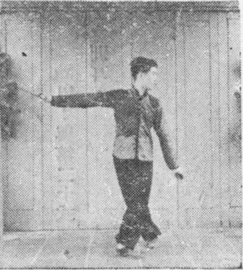 Posture 32, position de passage A (planche 32a) : le pied droit vers le nord, le sabre gauche balayant de haut en bas