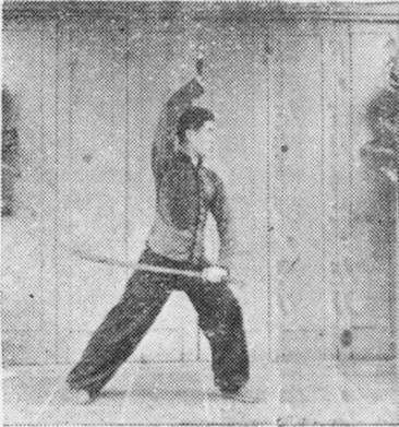 Posture 32, position de passage B (planche 32b) : le sabre droit tiré en diagonale vers le bas et l’arrière
