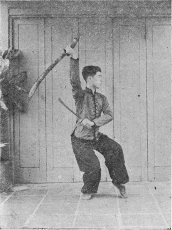 Posture 32, figure finale (planche 32c) : le pas de chevaucher le tigre à gauche, le sabre droit relevé jusqu’à la verticale