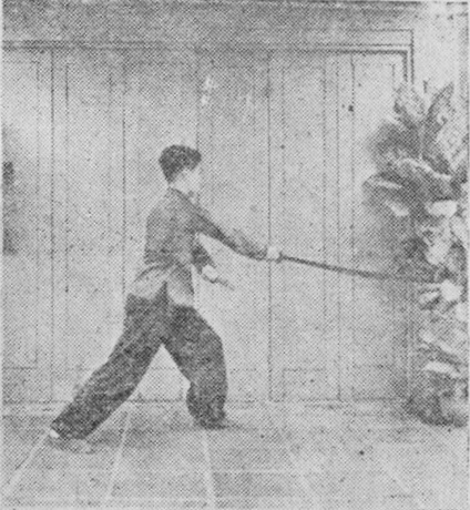 Posture 33, position de passage A (planche 33a) : le pied gauche avancé vers l’ouest, le sabre droit fendant de haut en bas