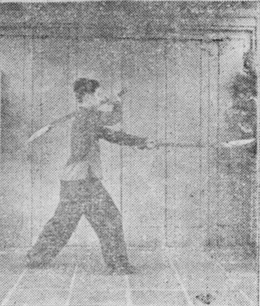 Posture 33, position de passage B (planche 33b) : le sabre droit retiré vers l’épaule gauche, le gauche sorti devant
