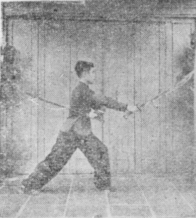 Posture 33, position de passage C (planche 33c) : le sabre gauche retiré, le droit sorti
