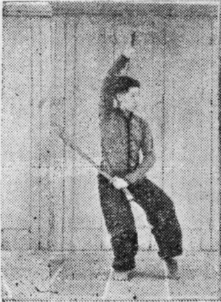 Posture 3, position de passage C (planche 3c) : le pas de chevaucher le tigre à gauche, le sabre droit passé au-dessus de l’épaule gauche