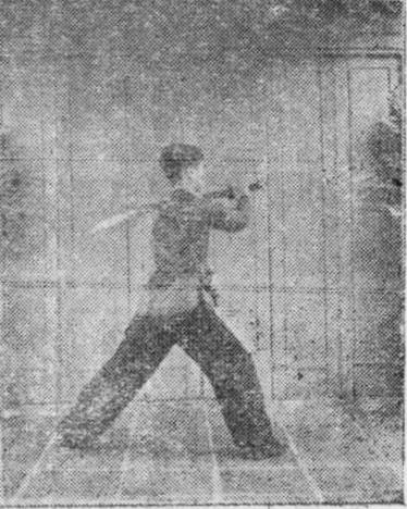 Posture 33, position de passage D (planche 33d) : le sabre droit passé au-dessus de l’épaule gauche