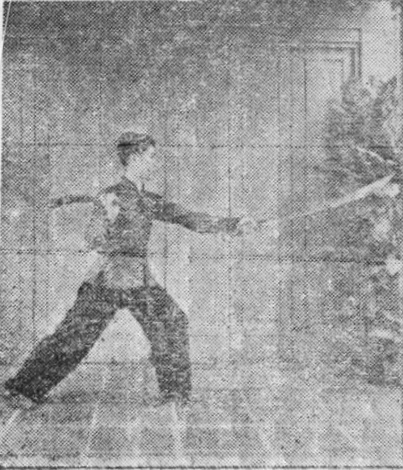 Posture 33, position de passage E (planche 33e) : le sabre droit passé par la droite, le sabre gauche sorti