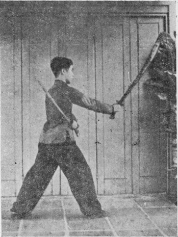 Posture 33, figure finale (planche 33f) : le sabre gauche à la taille, le sabre droit sorti à l’horizontale