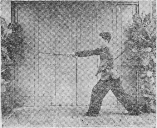 Posture 34, position de passage A (planche 34a) : après le demi-tour, pas de la montée à gauche vers l’est