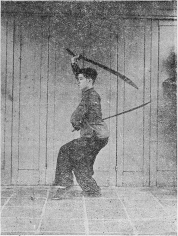 Posture 34, figure finale (planche 34b) : le pas de chevaucher le tigre à gauche, le sabre droit tiré en arrière et levé
