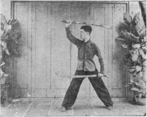 Posture 35, position de passage A (planche 35a) : le pas de la montée à droite, le sabre gauche tiré hors de la taille