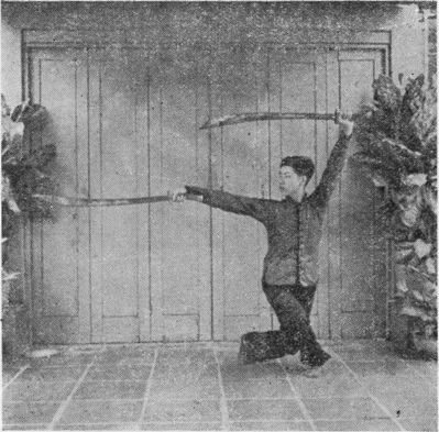 Posture 35, figure finale (planche 35b) : la posture assise en torsion, le sabre droit fendant vers l’avant, le gauche au-dessus de la tête