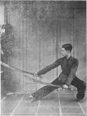 Posture 36, figure finale (planche 36b) : plongeon vers l’est en jambe jetée, les deux sabres fendant de haut en bas