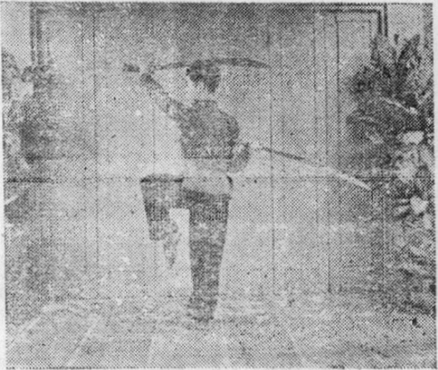 Posture 37, position de passage A (planche 37a) : le demi-tour à gauche, le pied levé, les sabres balayant vers le haut