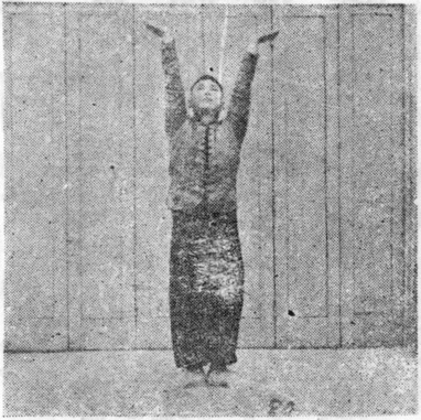 Figure 80 : les paumes levées haut, talons joints