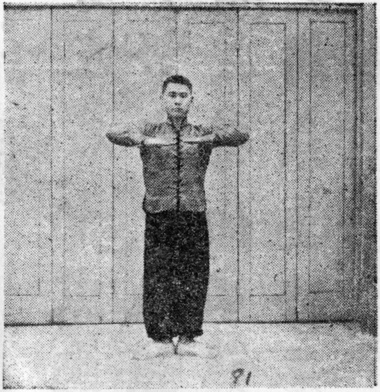 Figure 81 : les paumes descendues jusqu&rsquo;à hauteur d&rsquo;épaule