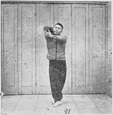 Figure 91 : le poing droit tiré près de l&rsquo;épaule, la paume gauche en soutien