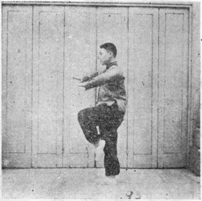 Figure 93 : sur une jambe, les paumes ouvertes en arche vers l&rsquo;avant