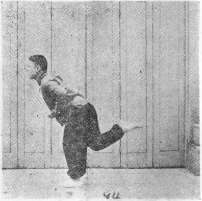 Figure 94 : les poings à la taille, le pied droit étendu en arrière