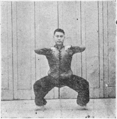 Figure 99 : les poings à hauteur d&rsquo;épaule, talons se faisant face