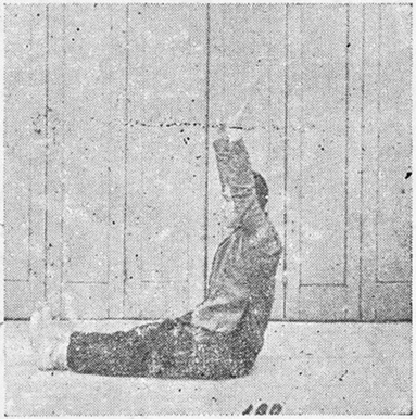 Figure 100 : assis jambes allongées, les paumes levées vers le haut