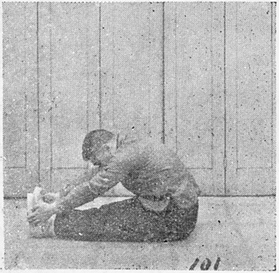 Figure 101 : le corps replié, les mains saisissant les pieds