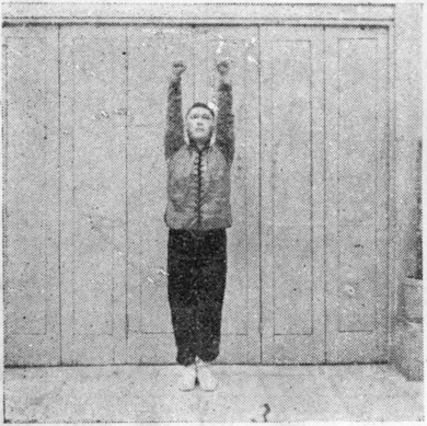 Figure 3 : les poings levés au-dessus de la tête