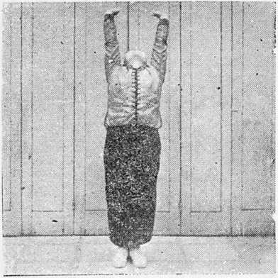 Figure 5 : la tête renversée en arrière, les paumes levées
