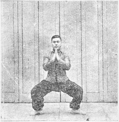 Figure 6 : les paumes jointes devant la poitrine, les talons sur une ligne