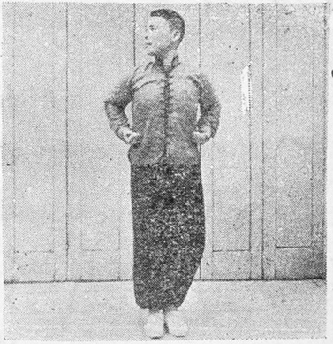 Figure 11 : garde-à-vous, les poings en réserve, regard à droite