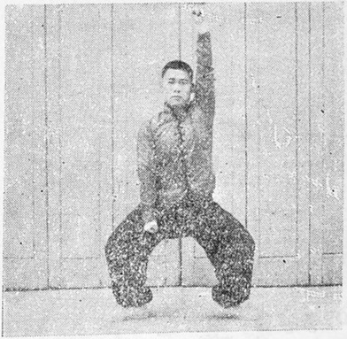Figure 15 : le poing gauche levé, le poing droit pendant sous l&rsquo;entrejambe