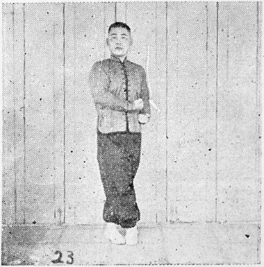 Figure 23 : les poings ramenés à la taille gauche