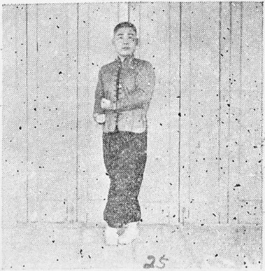 Figure 25 : les poings ramenés à la taille droite