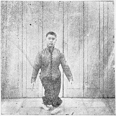 Figure 26 : posture assise en torsion, les paumes qui se balancent