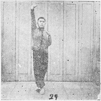 Figure 29 : la paume droite levée, la main gauche en crochet derrière le dos