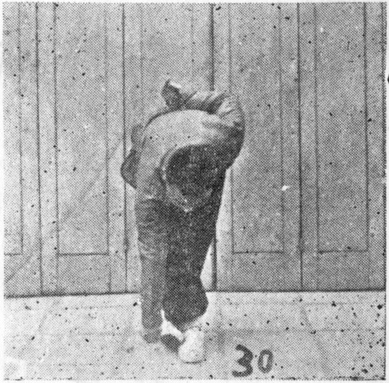 Figure 30 : la main droite descendue en crochet jusqu&rsquo;au sol