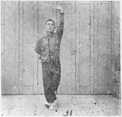 Figure 31 : la paume gauche levée, le crochet droit derrière le dos
