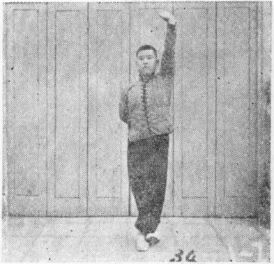 Figure 32 : les pieds échangés, la main droite levée