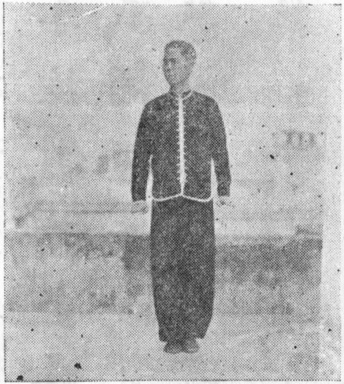 Figure 35 : la paume gauche levée, retour à la position de garde-à-vous