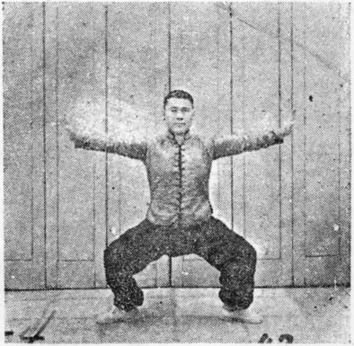Figure 42 : les paumes séparées et abaissées, comme à la figure 40