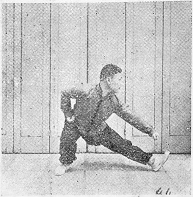 Figure 44 : le retournement à gauche, poing gauche en avant