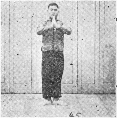 Figure 45 : talons joints, paumes en salutation devant la poitrine