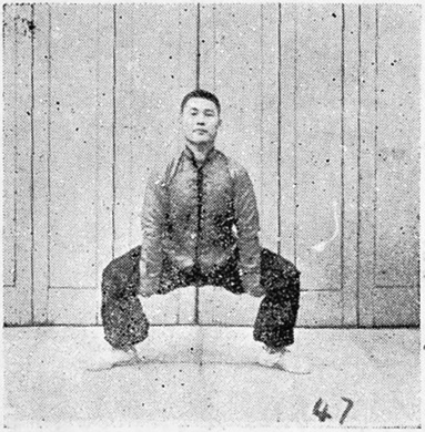 Figure 47 : les mains saisissant l&rsquo;intérieur des genoux, corps redressé