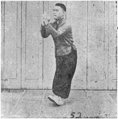 Figure 52 : les deux paumes couvrant le visage, pointes de pied relevées